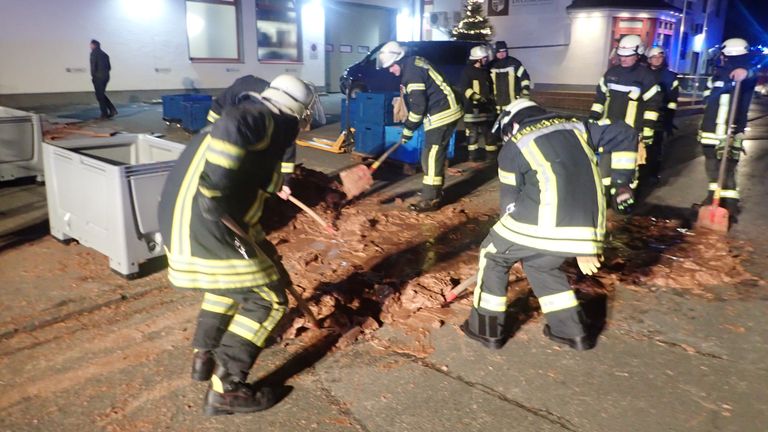 Tuletõrjujad eemaldamas Saksamaa lääneosas Westönnenis maiustustevabrikust tänavale voolanud šokolaadi