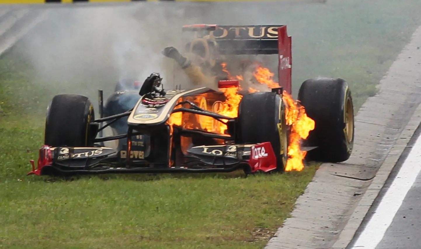 Nick Heidfeld üritab väljuda põlema süttinud vormelist.