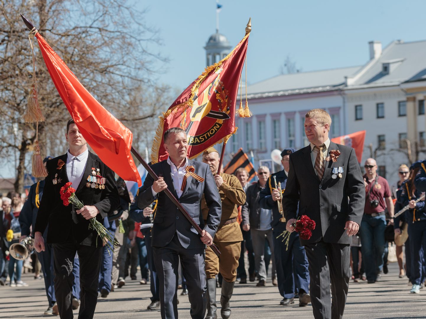 Таких собраний под красными и российскими флагами, какие были в предыдущие годы на 9 мая в Нарве и других городах, в этом году устраивать нельзя.