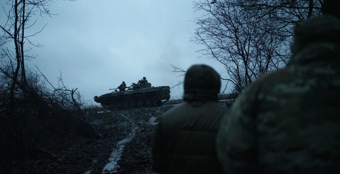 Солдаты 47-й украинской механизированной бригады отдыхают под Авдеевкой.