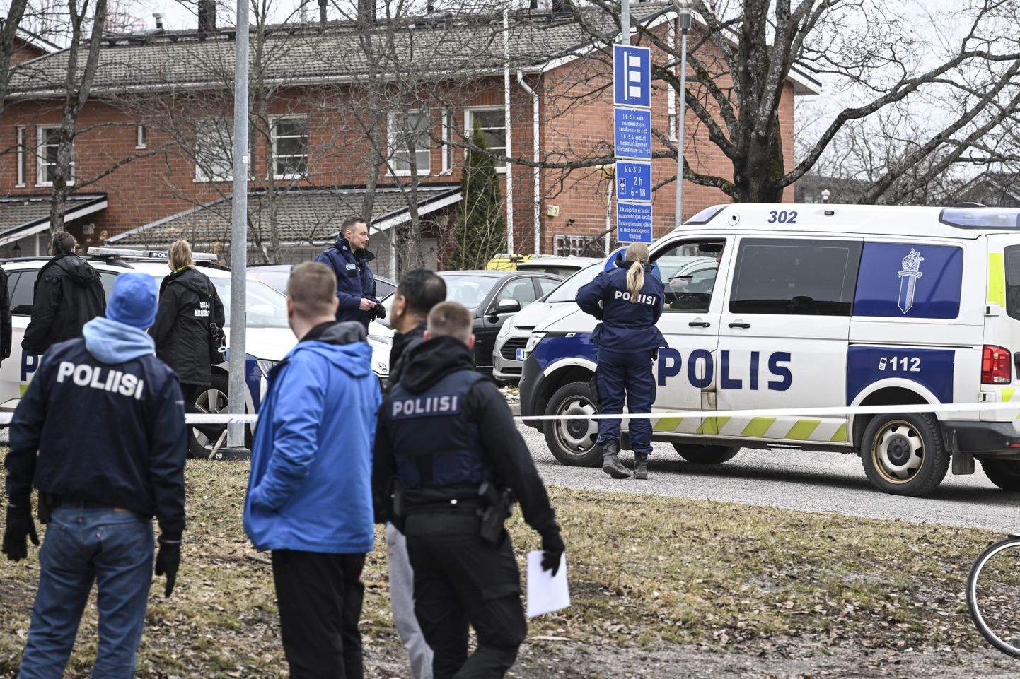 Soomes Vantaas Viertola koolis avas 2. aprillil 2024 õpilane tule, elu kaotas üks üks õpilane ja kaks said raskelt vigastada. Pildil on politsei sündmuskohal.