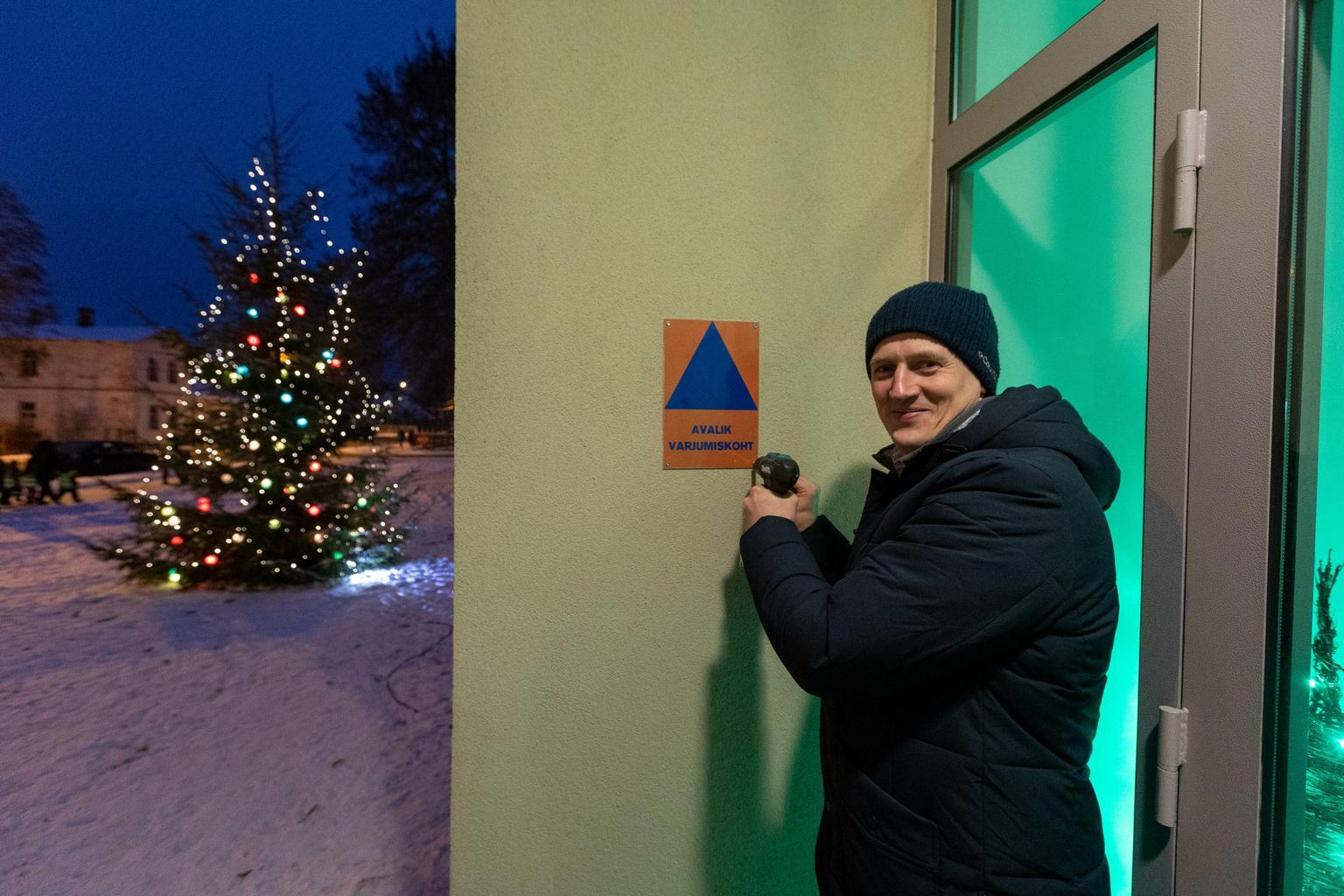 Järva vallavanem Toomas Tammik kinnitas esmaspäeval õhtul Koeru kultuurimaja seinale varjumiskoha märgise.