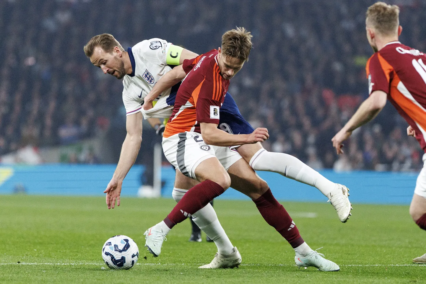 Anglijas izlases spēlētājs Harijs pret Latvijas izlases spēlētāju Danielu Balodi 2026. gada FIFA Pasaules kausa kvalifikācijas futbolā spēlē Anglija - Latvija Londonā, Lielbritānijā, 2025. gada 24. martā.