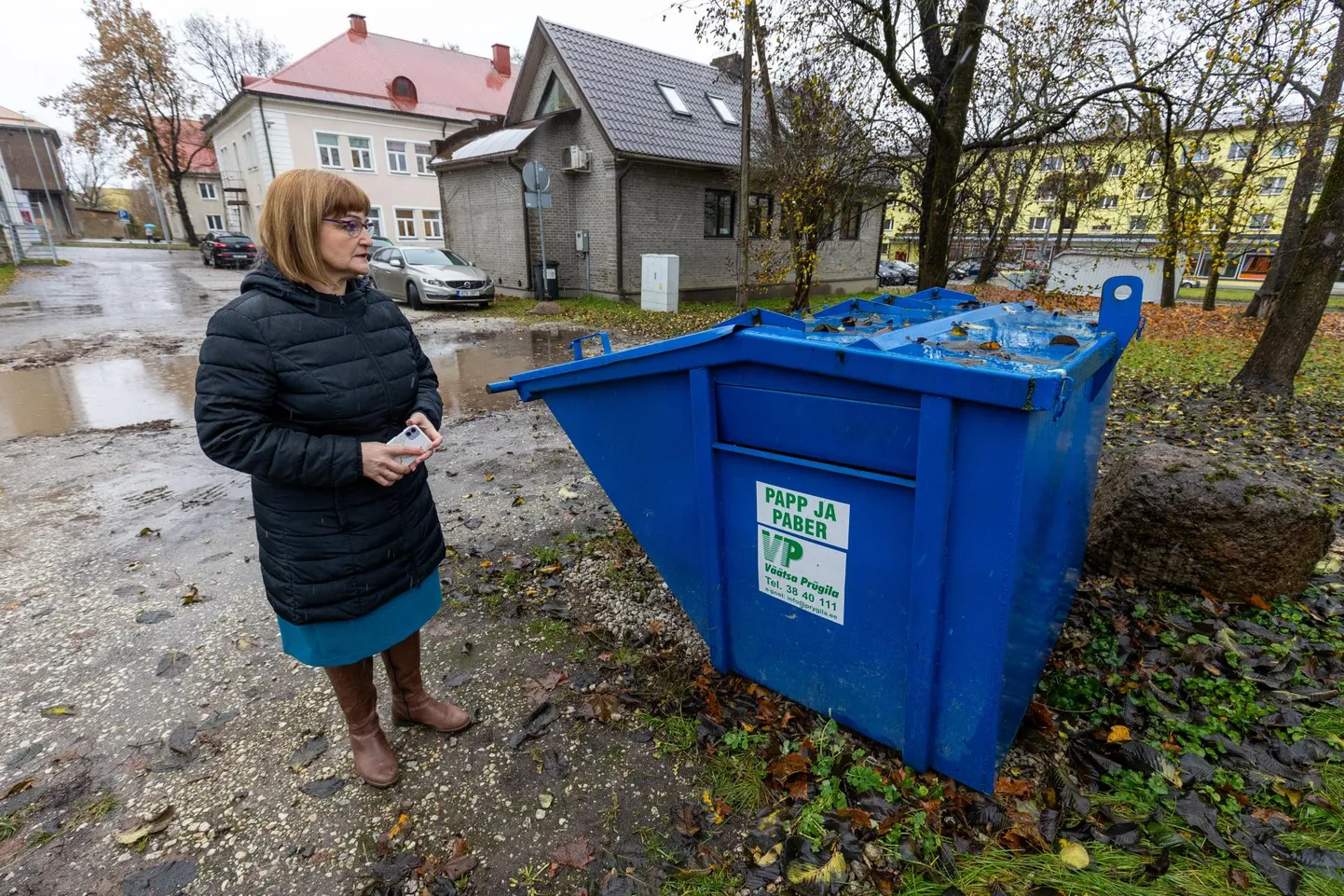 Paide linnavalitsuse keskkonna peaspetsialisti Tiina Kivila telefon on praegu hommikust õhtuni punane, kuna peagi kehtima hakkav uus jäätmeveo kord tekitab inimestes palju küsimusi. Suure tõenäosusega kaovad avalikud pakendikonteinerid aja jooksul linnast ära, ent paberi kogumiskohad jäävad alles.