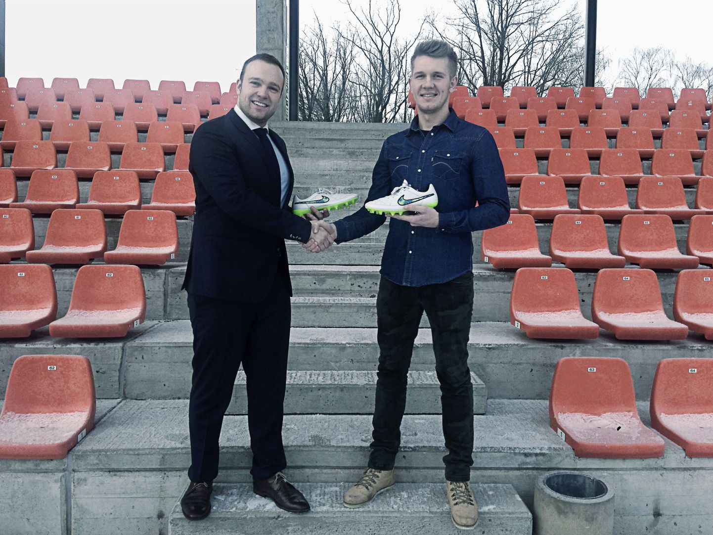 HealMe.eu tegevjuht Karl Kull (vasakul) ja Tartu JK Tammeka mänedžer Kaarel Kiidron lõid käed, et Tartu tippjalgpallurid saaksid uuel hooajal mängida võimalikult heades jalgpallijalatsites.