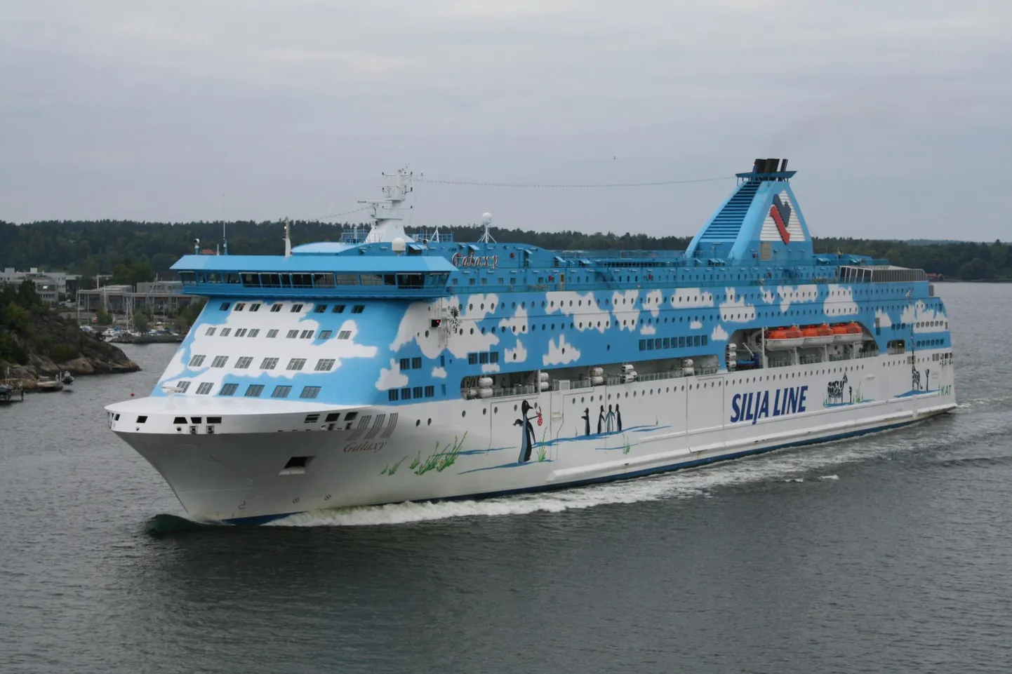 Rootsi lauas söömine ning joomine on bingo ja tango kõrval olnud alati kruiisireiside üks armastatumaid atraktsioone. Pildil Silja Line&#39;i Galaxy. FOTO: Kalle Ild