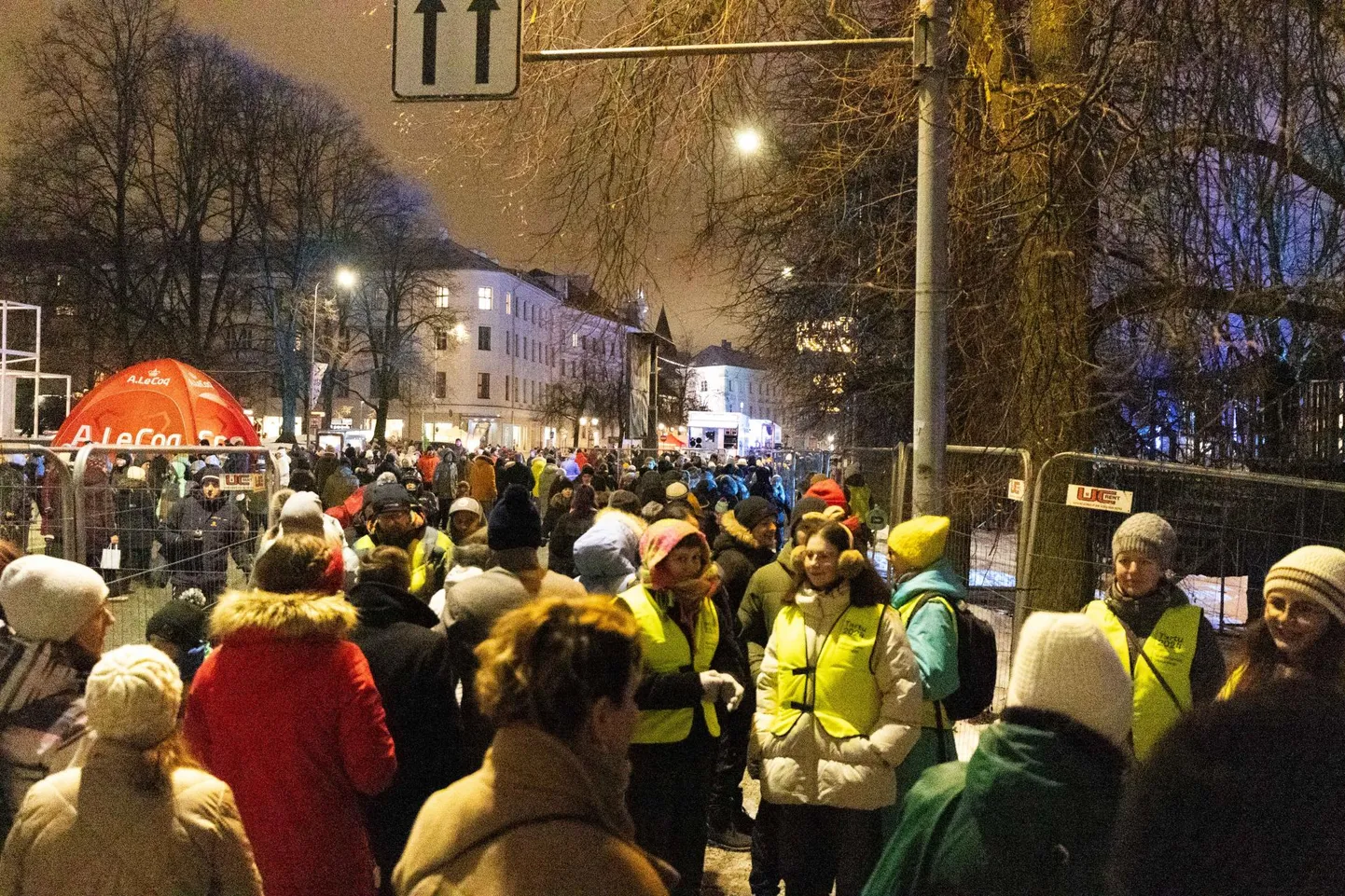 Publikut jätkus ühele ja teisele poole metall­aedu, mida korraldajate sõnul oli mitmel pool vaja. Aiad tekitasid liikujais aga nördimust.