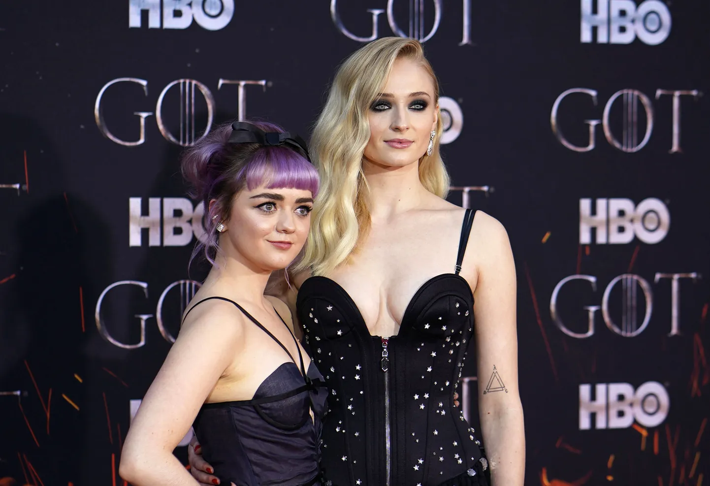 Maisie Williams ja Sophie Turner.