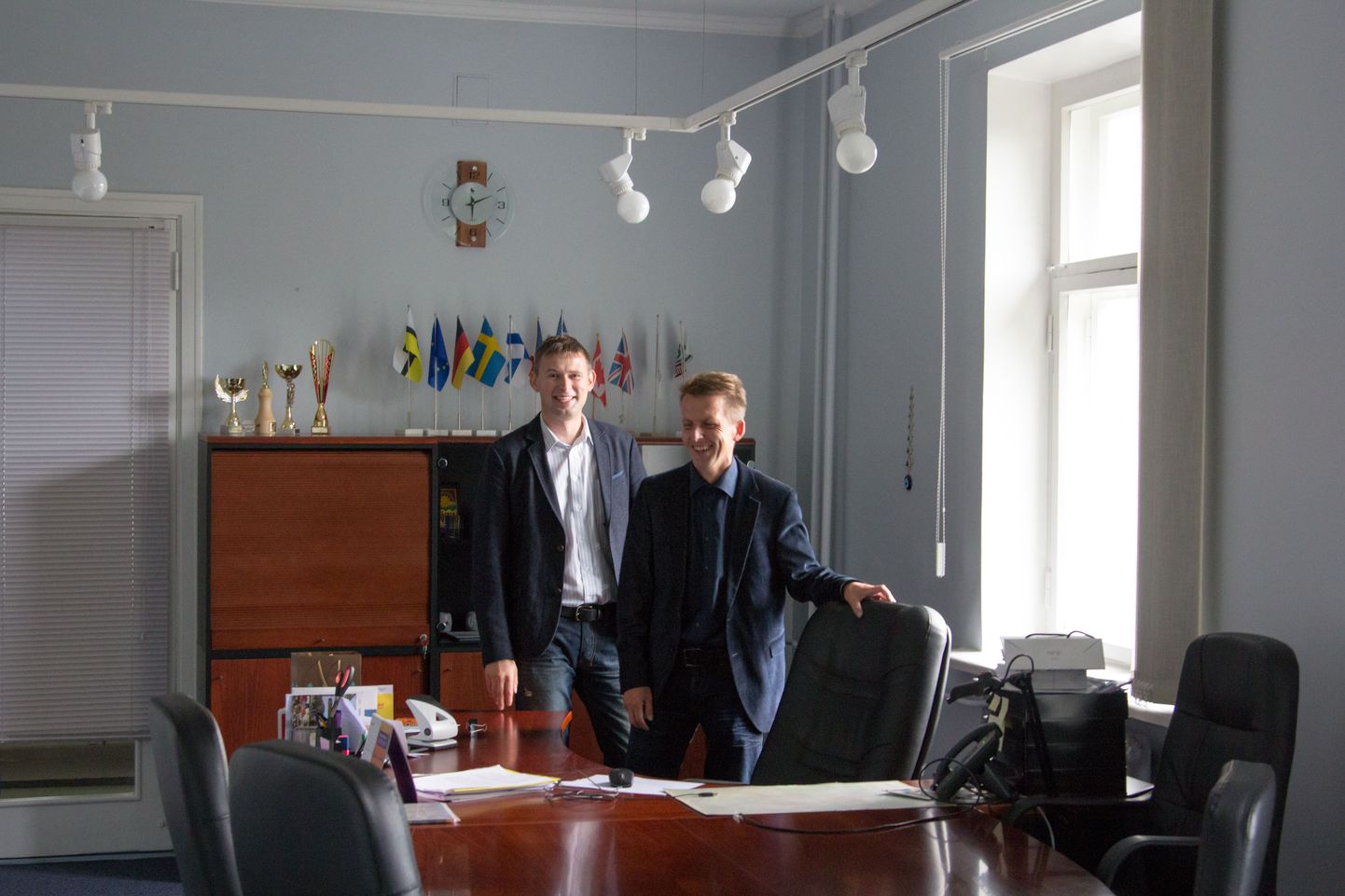 Järjekordne Otepää vallavanem Kalev Laul (vasakul) ja endine vallajuht Kuldar Veere olid omavahel sõbralikud ja naerused, kui viimane uuele juhile tema kabinetti tutvustas.