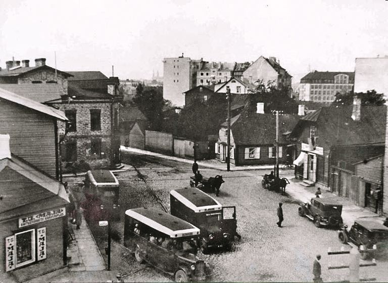 Конечная автобусов на перекрестке современных улиц Фельманни и Коллане в микрорайоне Рауа. На заднем плане здание 21-й школы. 1920-е годы.
