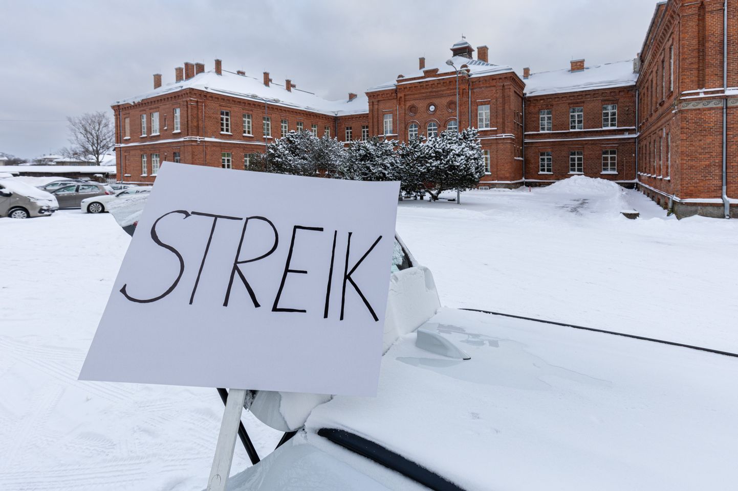 Estonian teachers commence indefinite strike.