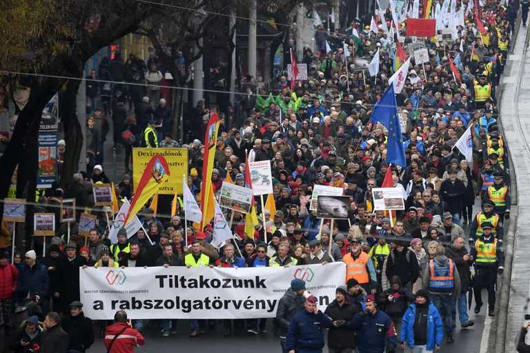 Nädalavahetusel kogunes Budapesti tänavatele tuhandeid inimesi.