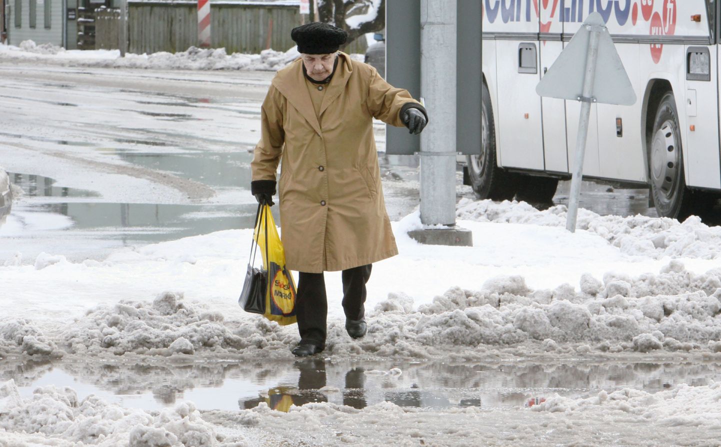 IRL ennustab Pärnus lumme mattunud linnatänavaid.