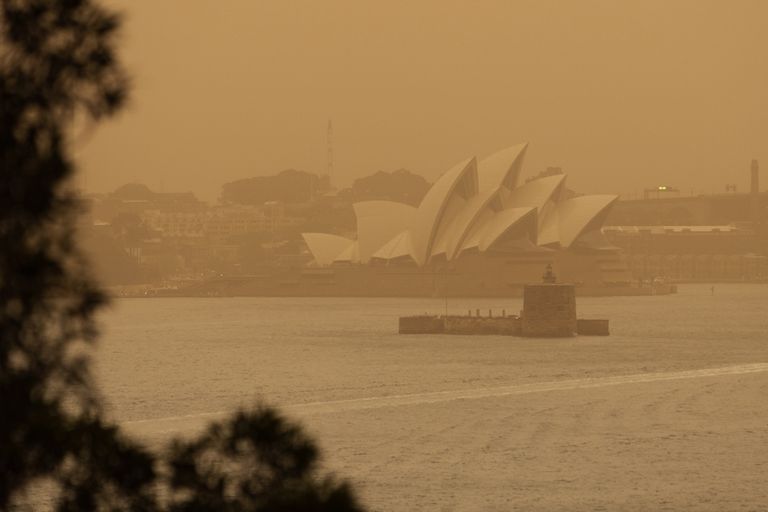 Sydney kuulus ooperimaja on mattunud suitsuvinesse.