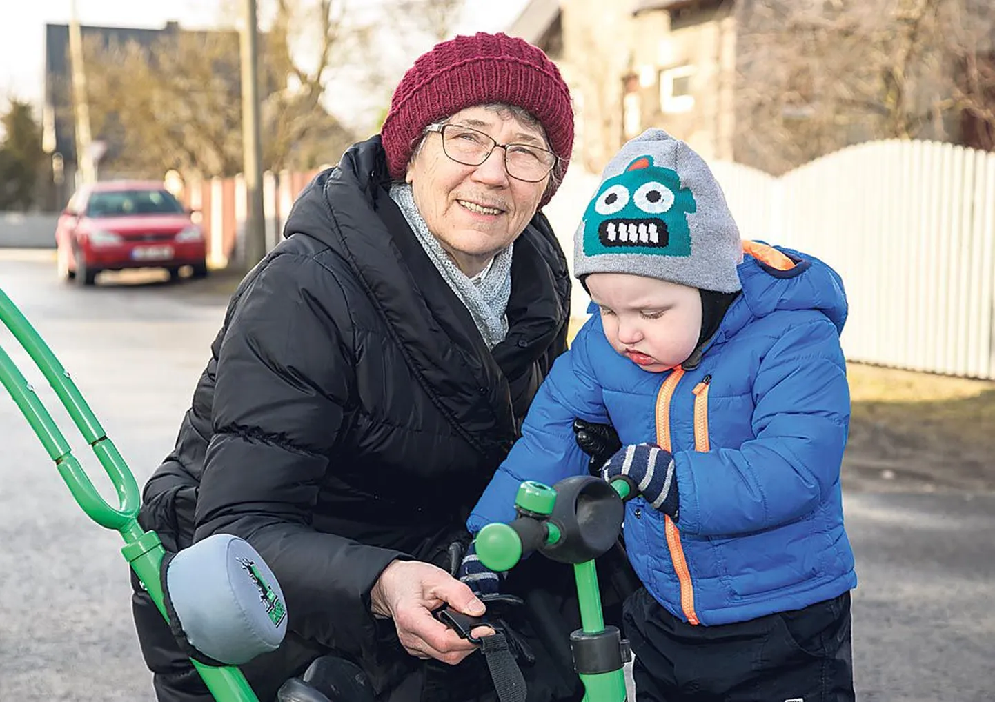 Evi Kolla käib oma kaheaastase pojatütrepoja Samueliga iga päev jalutamas. Tema ja ta järeltulijate lapsepõlv on olnud väga erinev ja mälestused väärt talletamist.