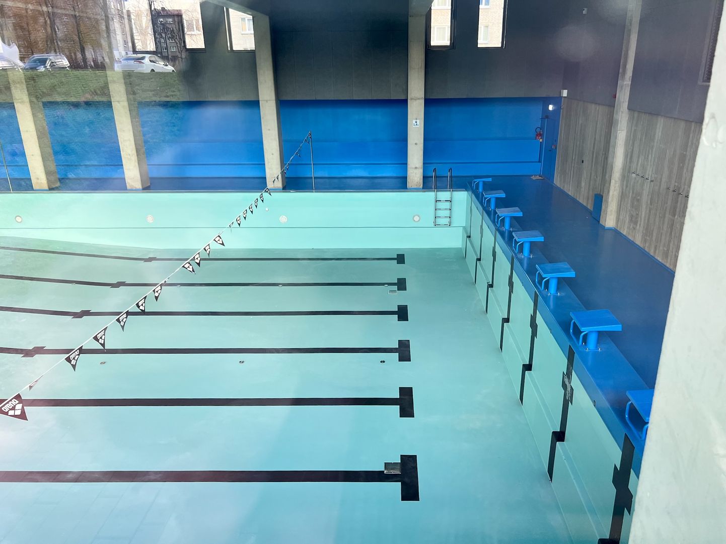 Из 25-метровой плавательной ванны в Нарвском учебном центре Академии внутренней обороны вода откачана c лета.