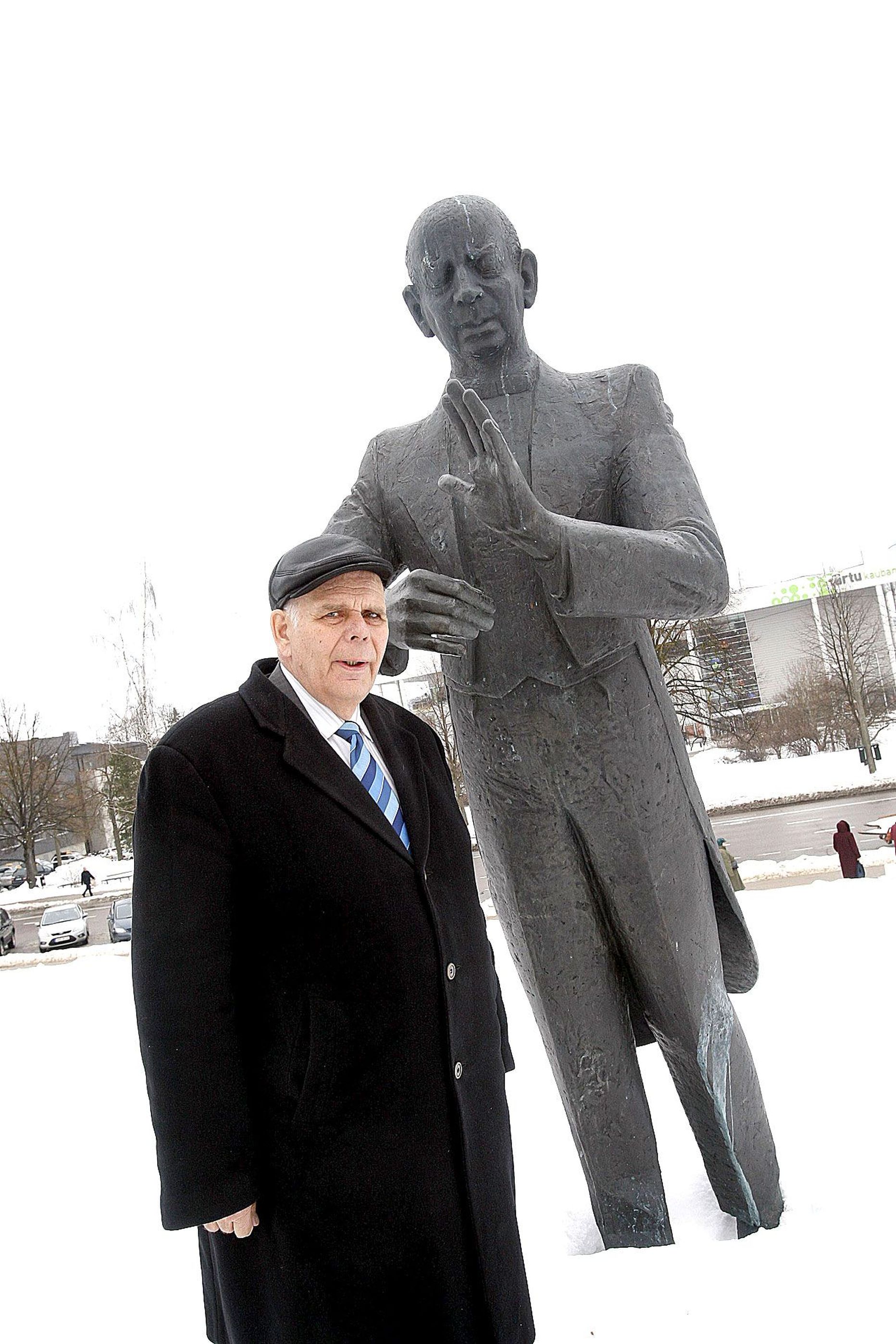 Vardo Rumessen veendus eile Eduard Tubina monumendi juures, et selle heliinstallatsioon on taas töökorras.