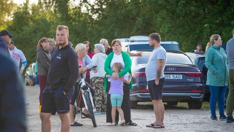 Kärstnasse kogunenud seakaitsjad suutsid loomade hukkamise plaani pausile panna