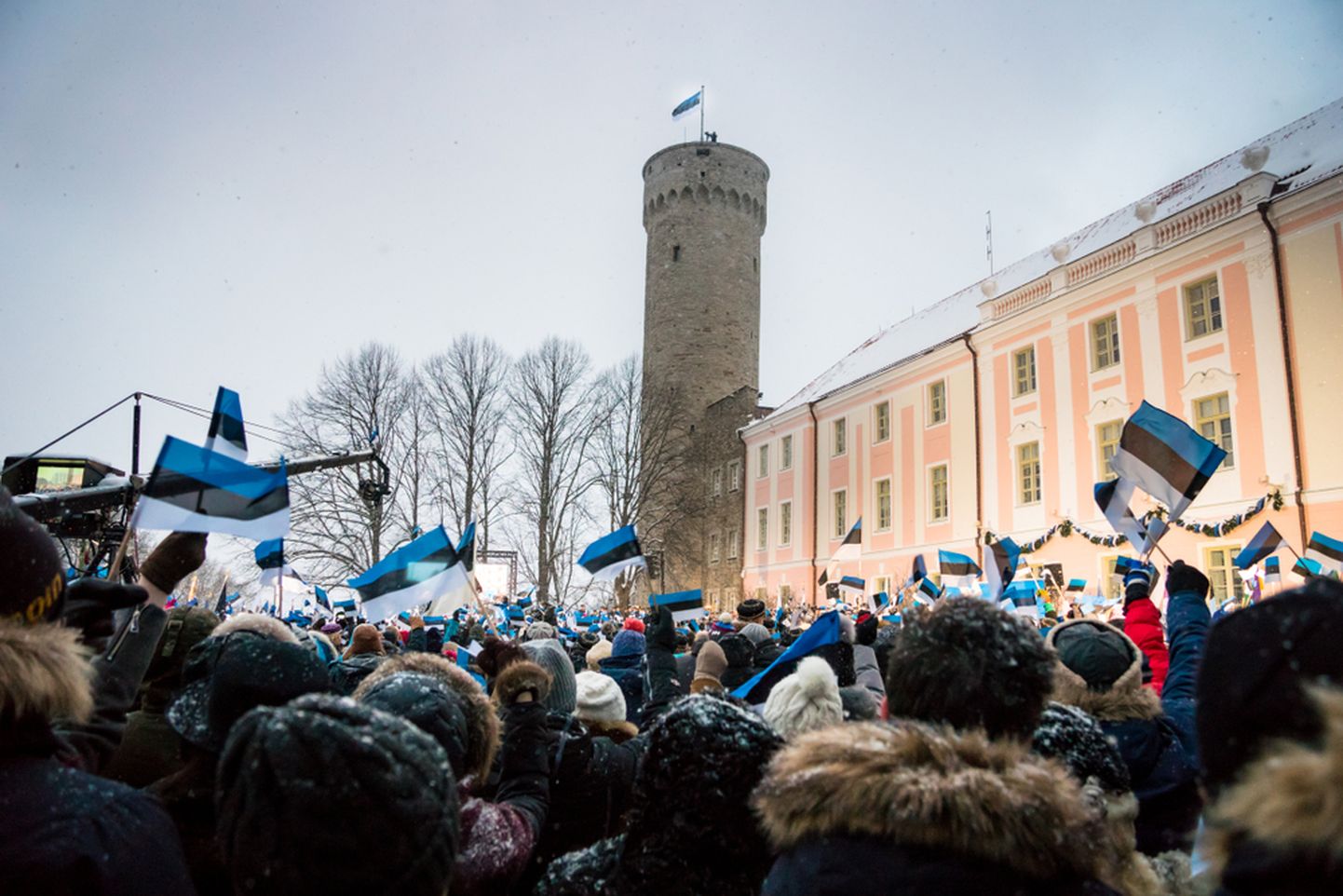 Поднятие флага в День независимости Эстонии.