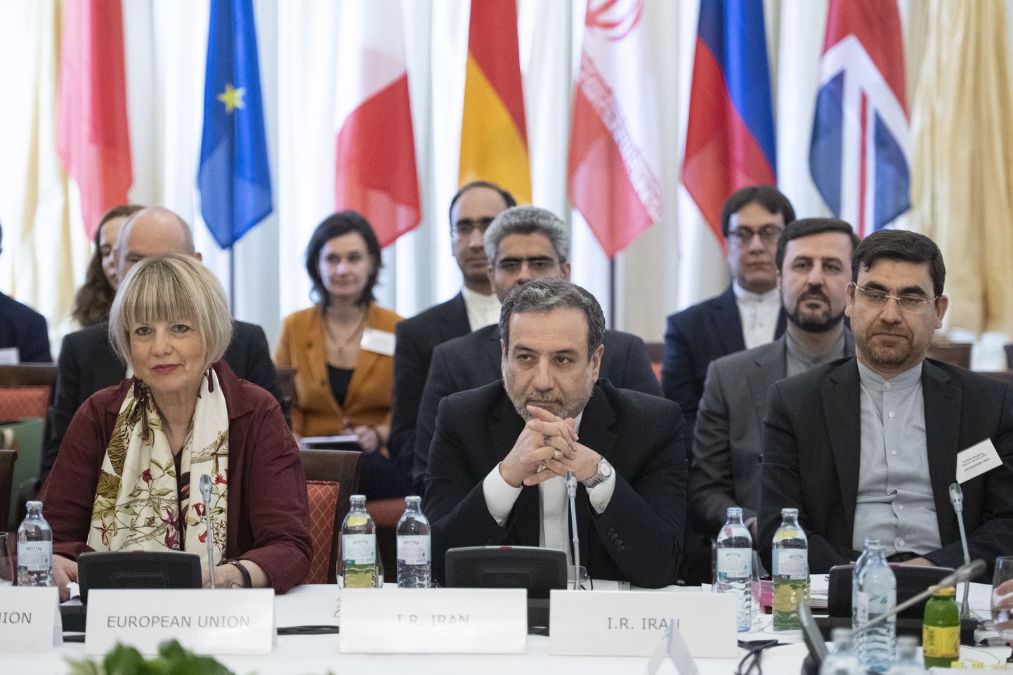Euroopa Liidu diplomaat Helga Schmid (vasakul), Iraani asevälisminister Abbas Araghchi ning riigi aatomienergiaagentuuri juht Kazem Garib Abadi osalemas 28. juunil Viinis Iraani tuumaleppe (JCPOA) ühiskomisjoni istungil.