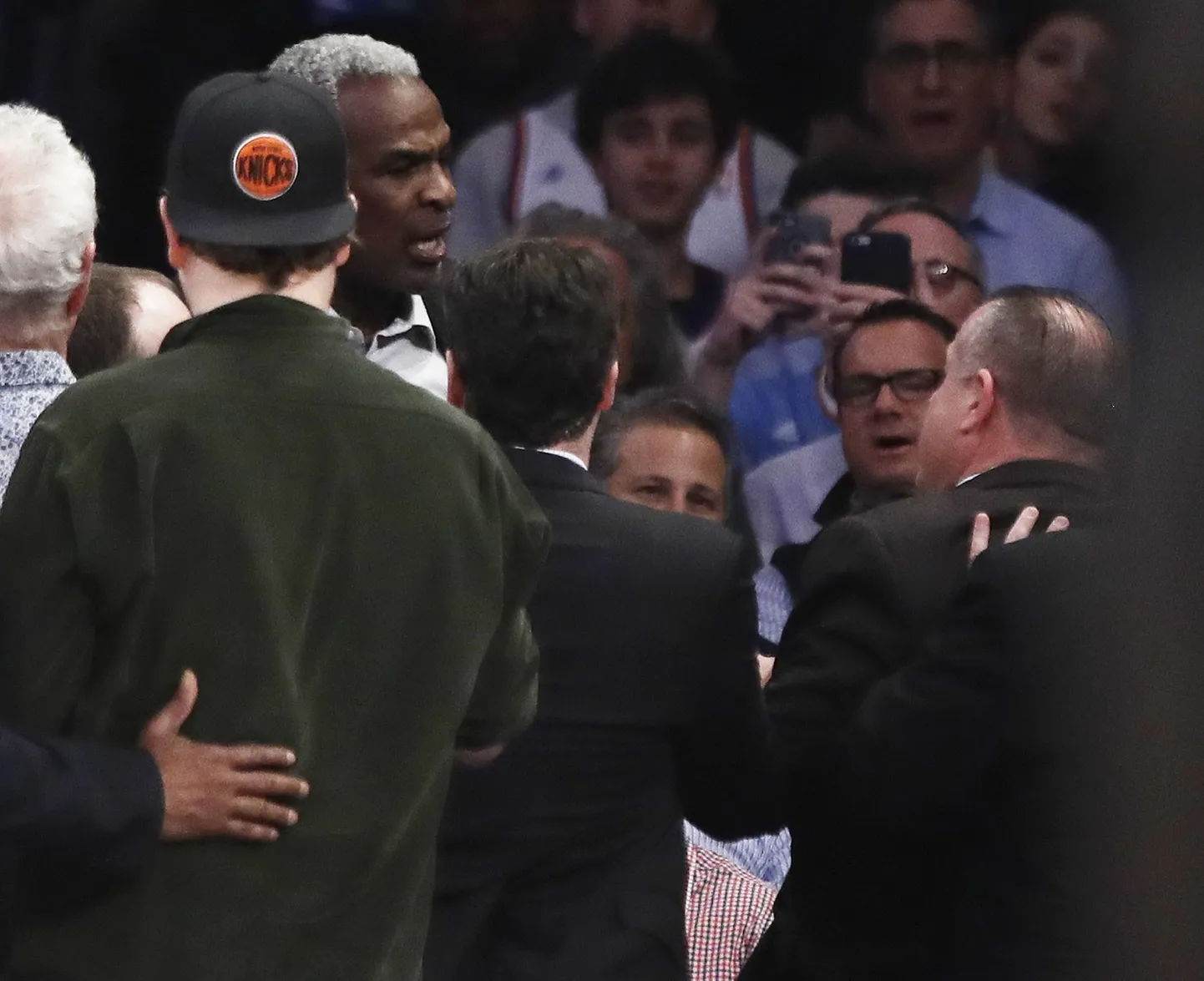 Charles Oakley turvameestega vaidlemas