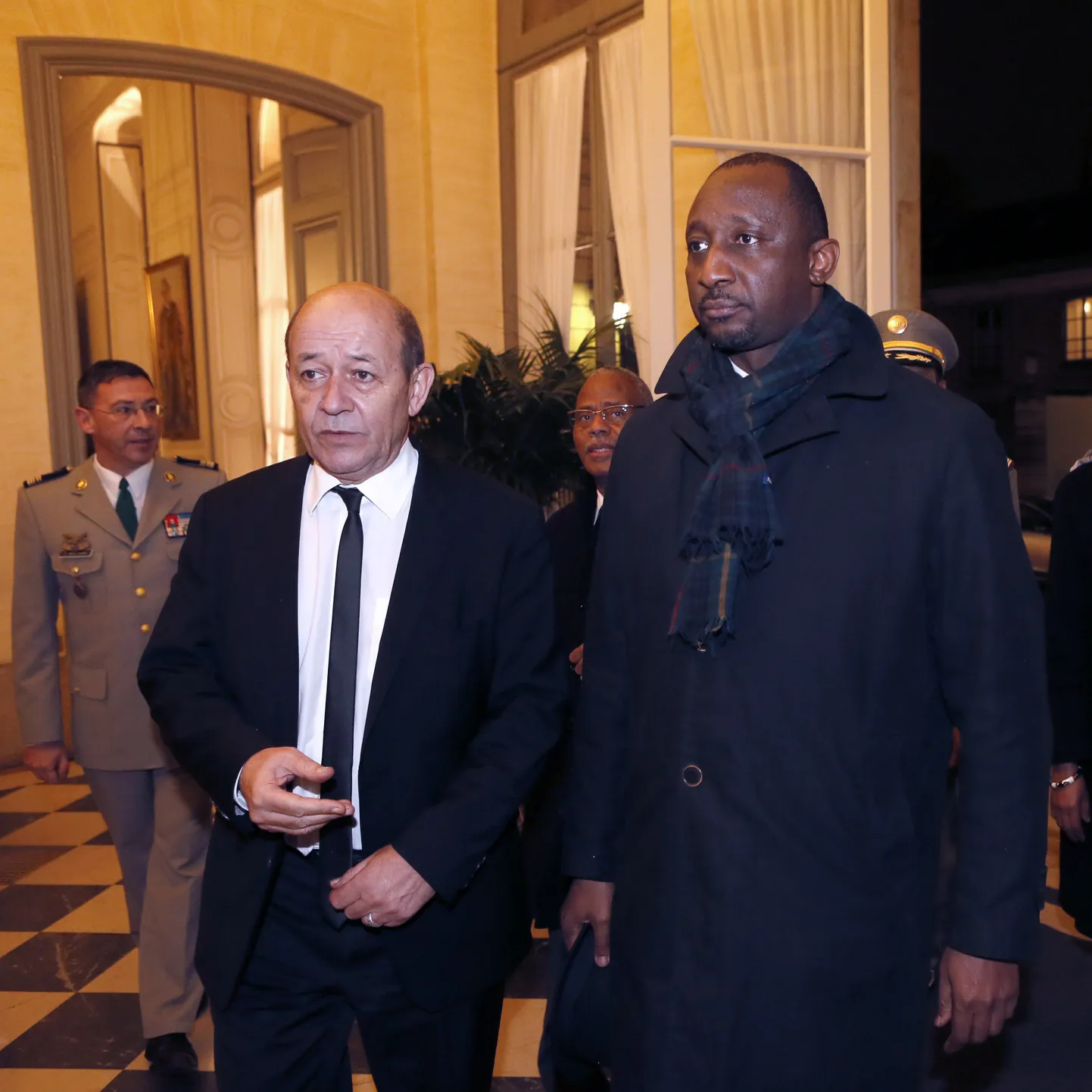 Prantsuse kaitseminister Jean-Yves Le Drian koos Mali kolleegi Tieman Hubert Coulibalyga (paremal) Pariisis 15. jaanuaril.