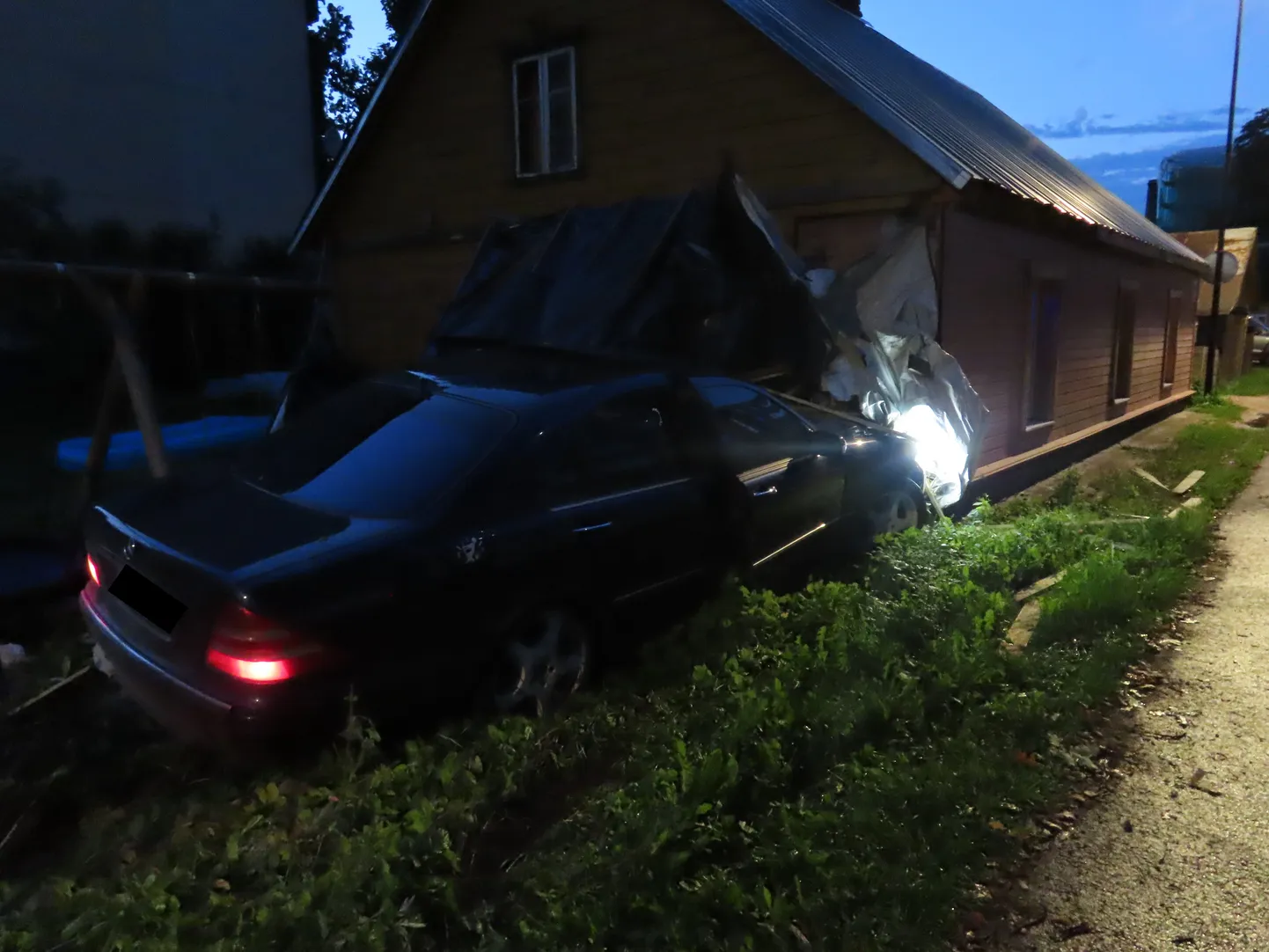 Võrus majja põrutanud sõiduauto.