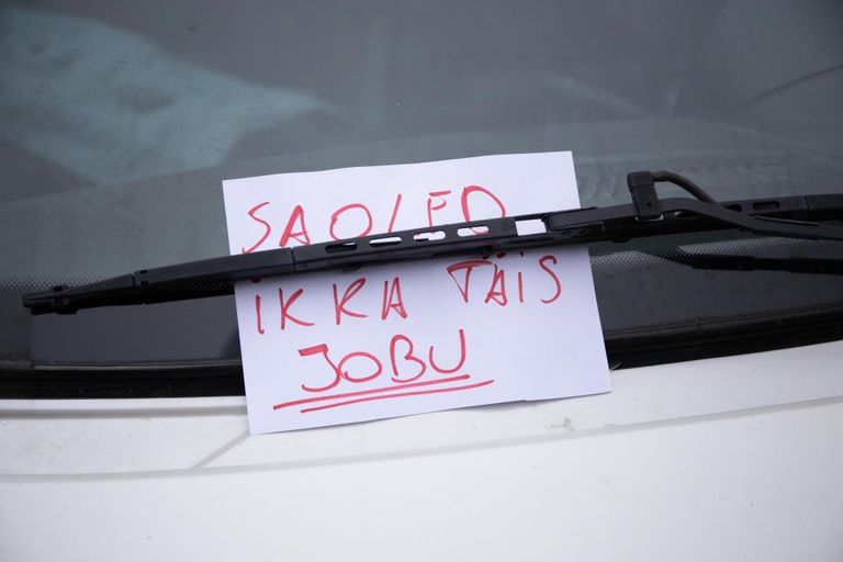 Другие участники дорожного движения оставили послание для неправильно припарковавшегося водителя. 