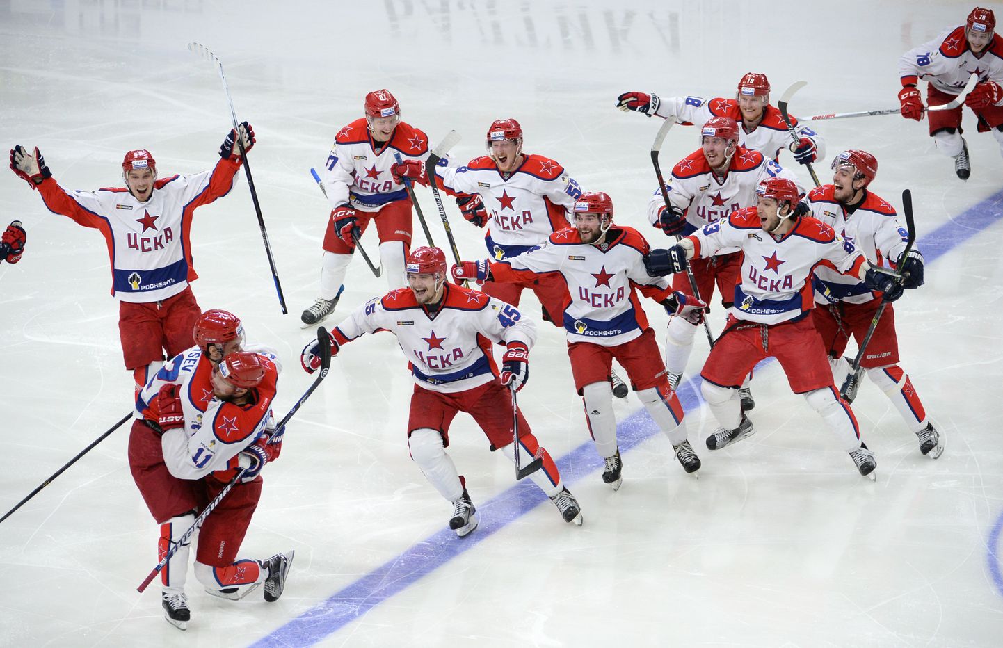 Moskva CSKA mängijad tähistavad võitu ja esmakordset pääsemist KHLi finaali.