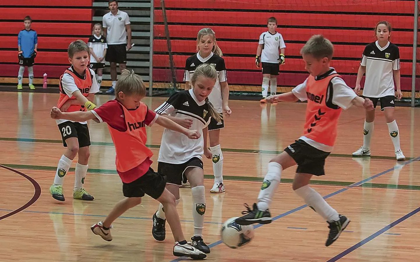 Võistkondlikel pallimängualadel on tervisekontroll kohustuslik. Pildil noored Pärnu jalgpallurid.