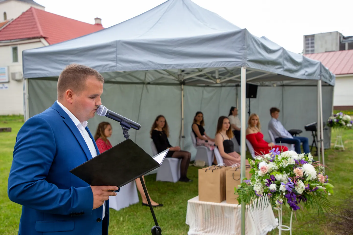 Paide muusikakooli lõpuaktus, esiplaanil Lauri Lugu