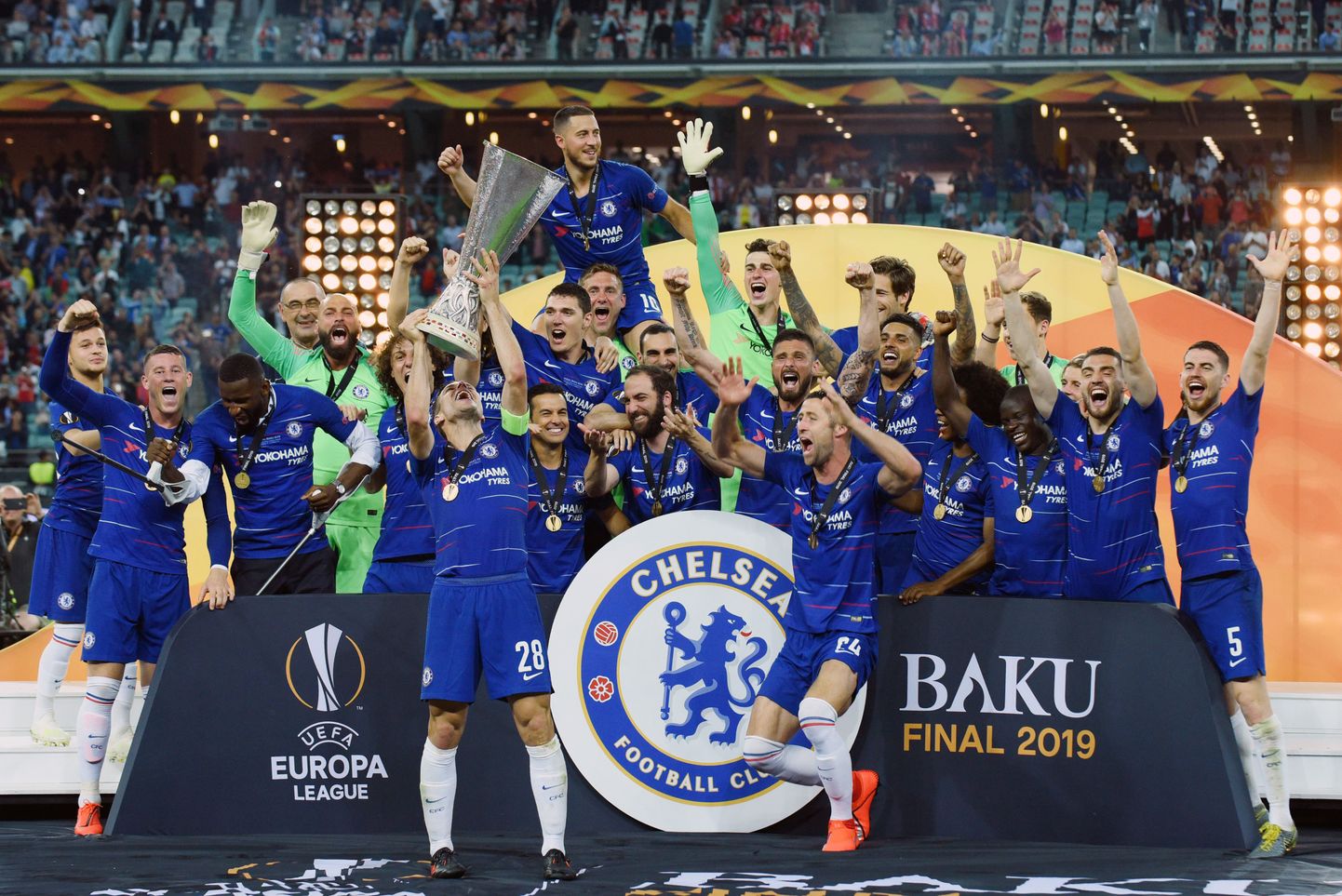 Chelsea mängijad Euroopa Liiga trofeed tõstmas
