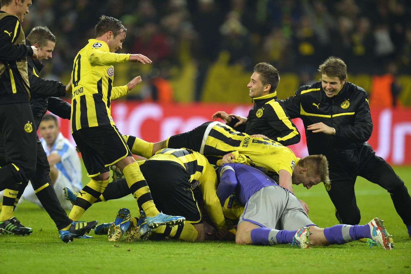 Dortmundi mängijad võitu tähistamas.