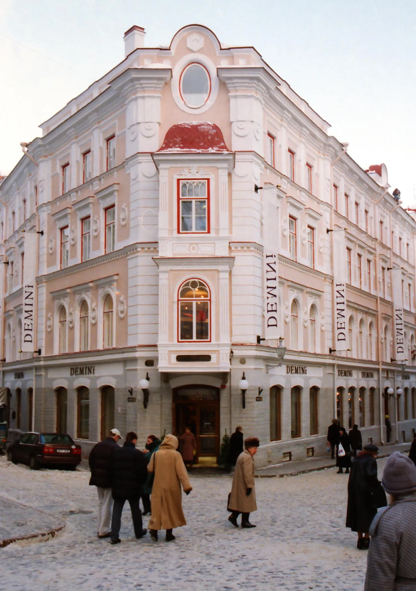 1998. Demini kaubamaja Tallinnas.