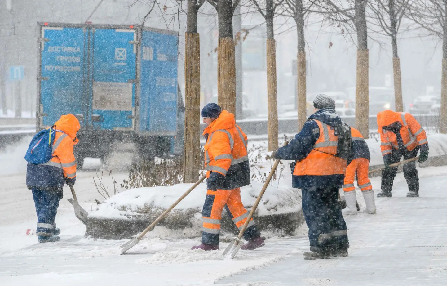 Teehooldustöölised Moskvas lund rookimas.