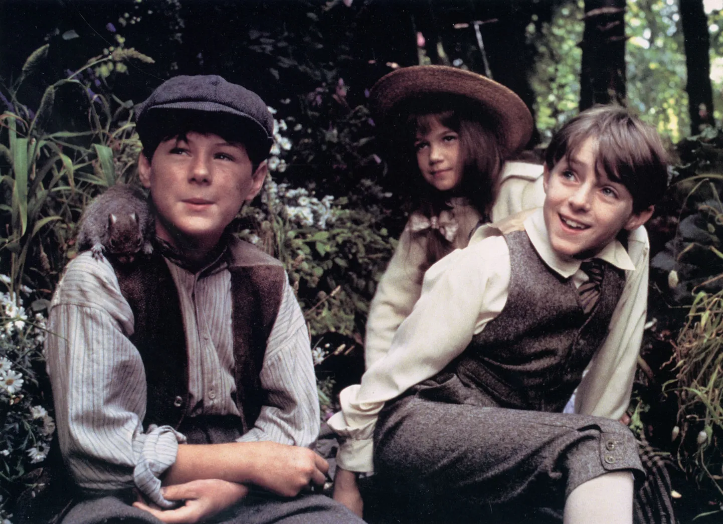 Näitlejad Andrew Knott, Kate Maberly ja Hayden Prowse filmis «Salaaed» (1993)