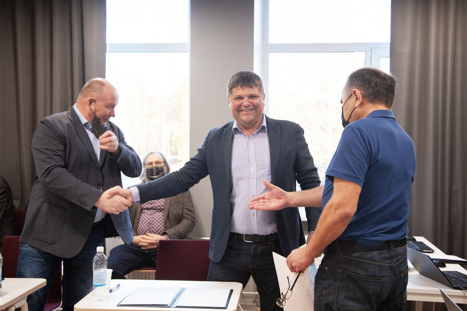Volikogu valis häälteenamusega Peipsiääre vallavanemaks taas Aleksandr Širokovi (keskel).