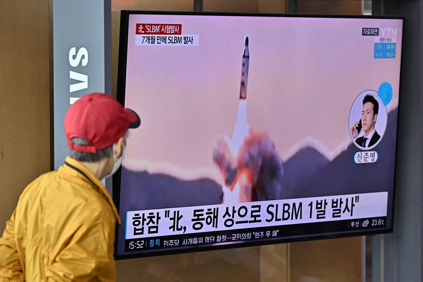 Põhja-Korea raketikatsetus teleekraanil.