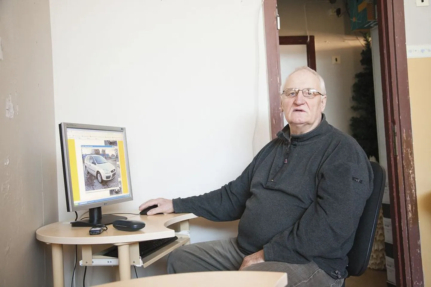 Endel Kerneril kodus arvutit pole ja tema käib internetis surfamas Väätsa i-punktis.