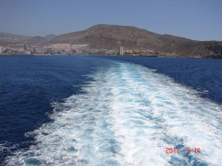 "Armas" viib Tenerifelt La Gomerale pooleteise tunniga. Ookeani sügavus on siin kolm kilomeetrit, väitis praamirahvas.