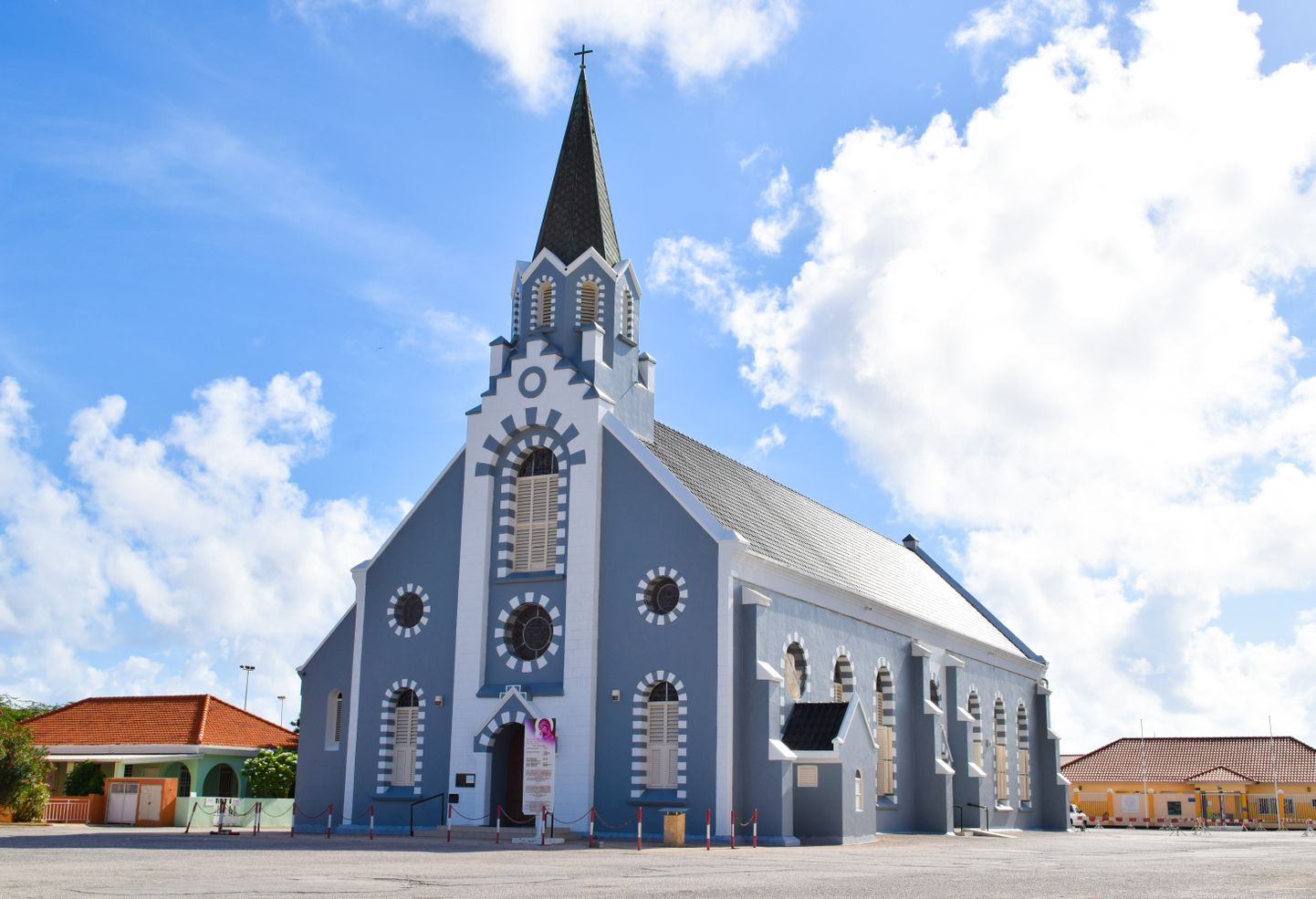 Aruba on tasase pinnamoega, levinud on katoliku usk.