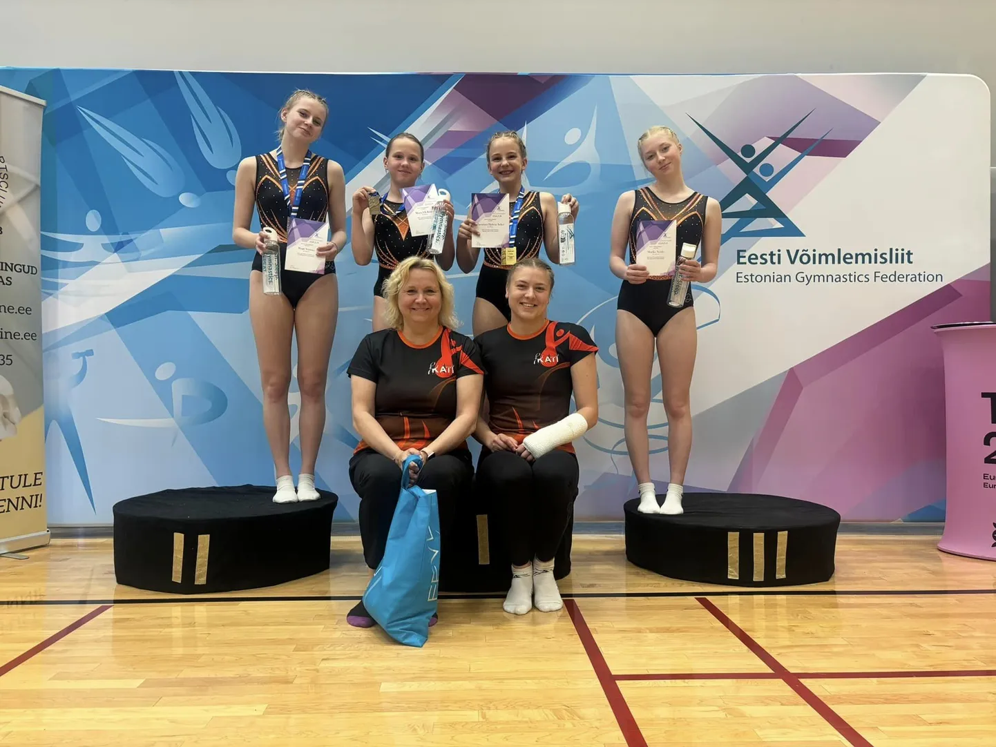 Kati spordiklubi noorsportlased (vasakult) Birgit Sõrmus, Marta Elli Kiuru, Theodora Helene Selter ja Meelia Neido ning treenerid Katrin Kaasik ja Krete Kaasik jäid hooaja tähtsaimate võistlustega igati rahule.