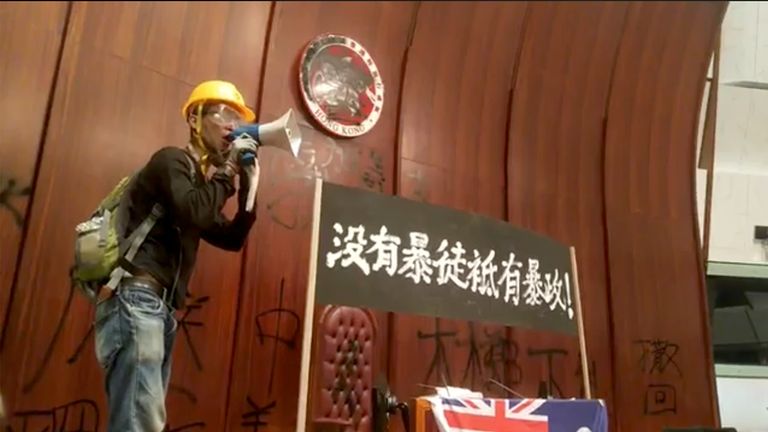  Parlamendi auditooriumi seintele kirjutati loosungeid nagu «Hongkong ei ole Hiina».