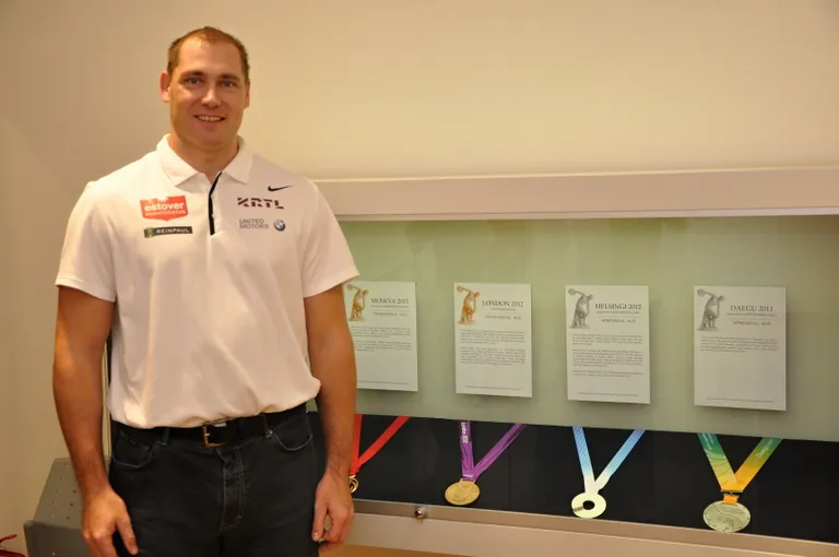 Gerd Kanteri autasumedalid ja Teemantliiga võidutrofee Eesti spordimuuseumi näitusel 2014. aastal.