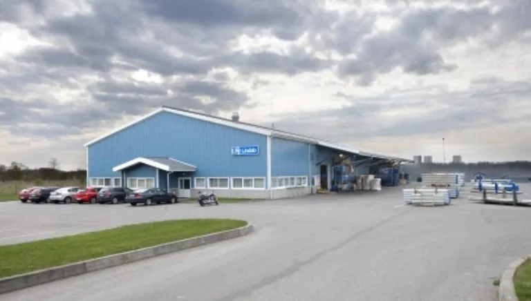 Vaade 1. ehitusjärjekorra büroo-, lao- ja tootmishoonele, mis valmis 2001.–2002. aastal.