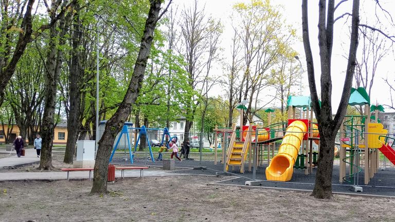 Детская и спортивная площадки на ул. Линда в Нарве днем 11 мая еще были окружены забором, но проход в этом заборе уже был открыт.