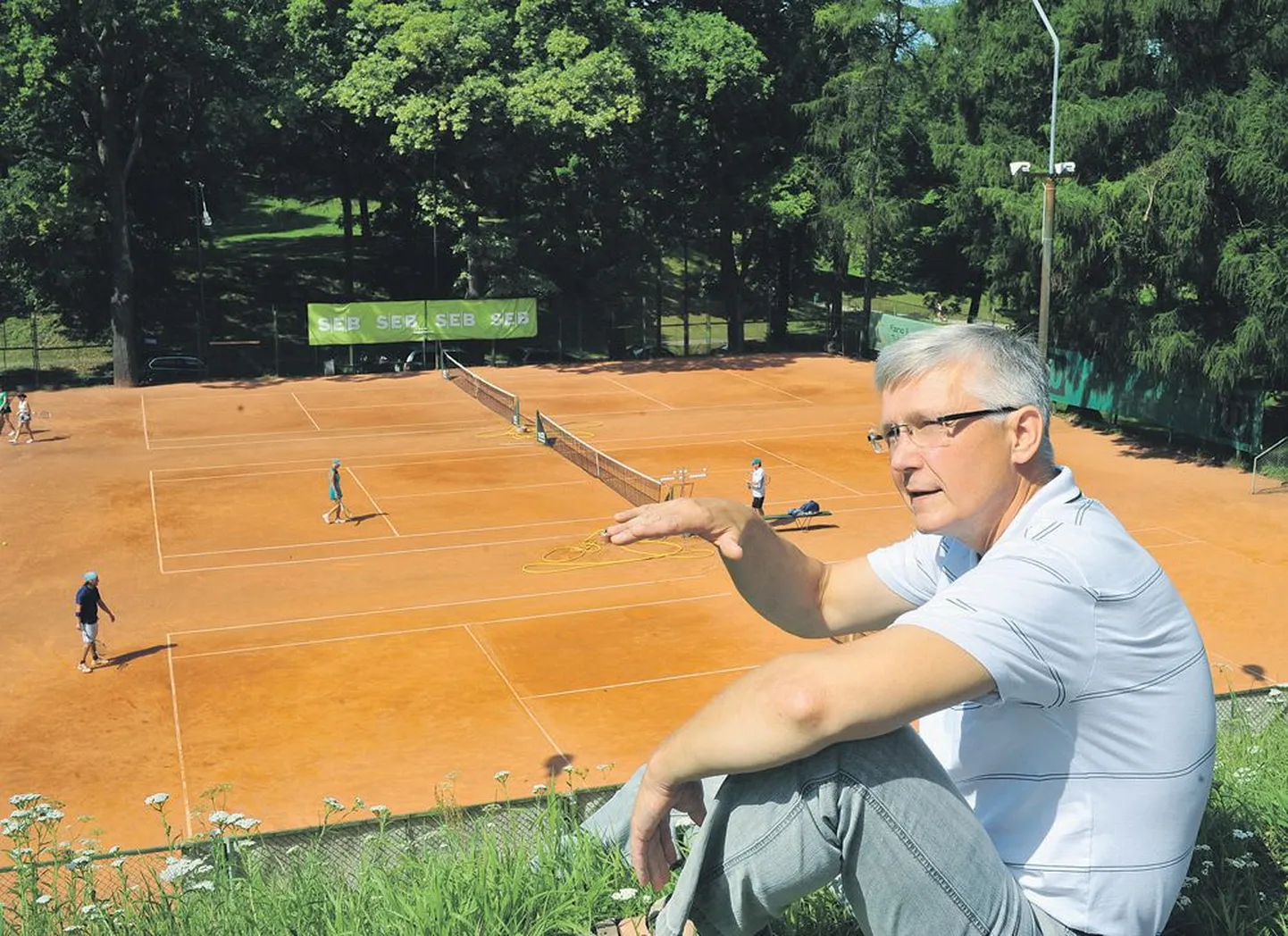 Tartu Akadeemilise Tenniseklubi president Toomas Liivamägi üle saja aasta vanuste Toomeoru tenniseväljakute ääres.
