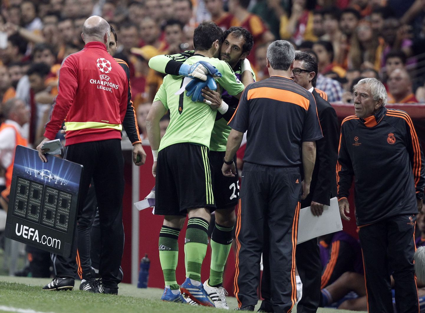 Iker Casillas (vasakult teine) lahkub väljakult ning teda asendab Diego Lopez (keskel).