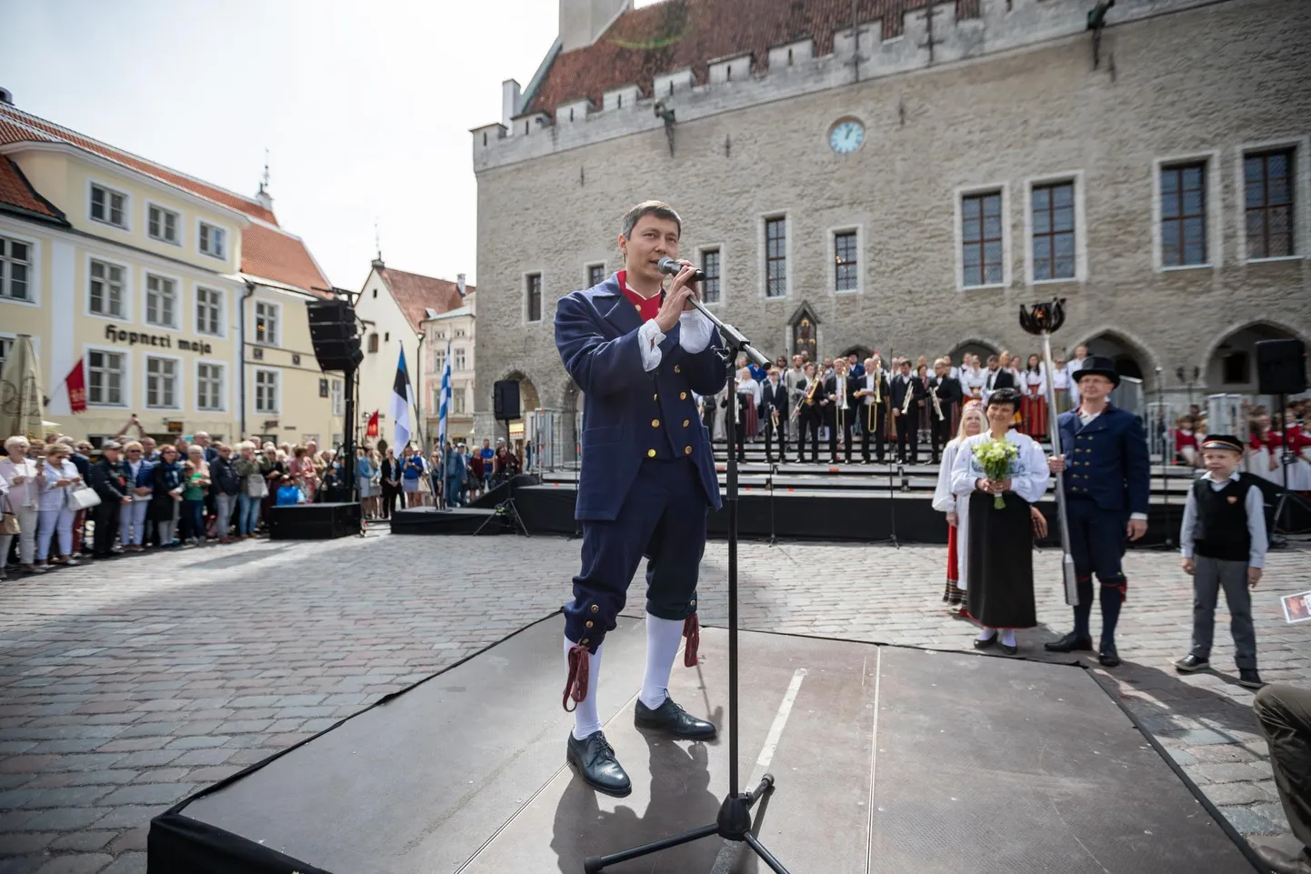 Laulupeotuli jõudis Raekoja platsile.
