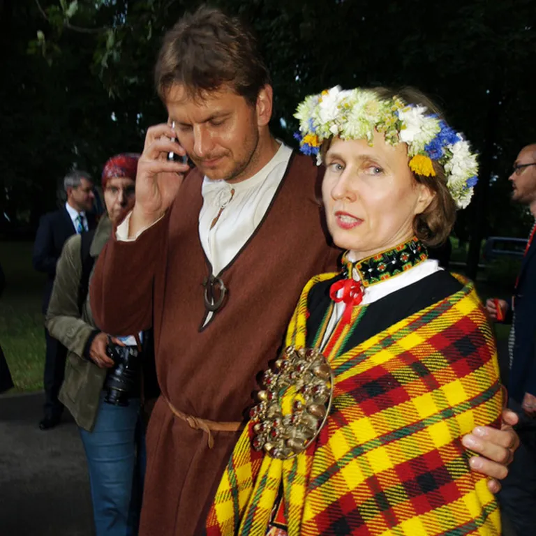 Dziesmu un Deju svētku virsdiriģents Ints Teterovskis vēl pagūst painformēt pa tālruni draugus, cik krāšņa ir svētku atklāšanas ceremonija